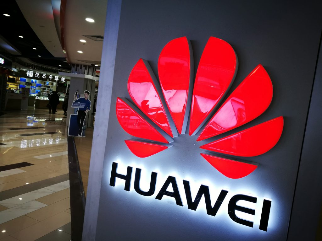 Salto Grande y Huawei Uruguay generan una alianza educativa gratuita para estudiantes universitarios.