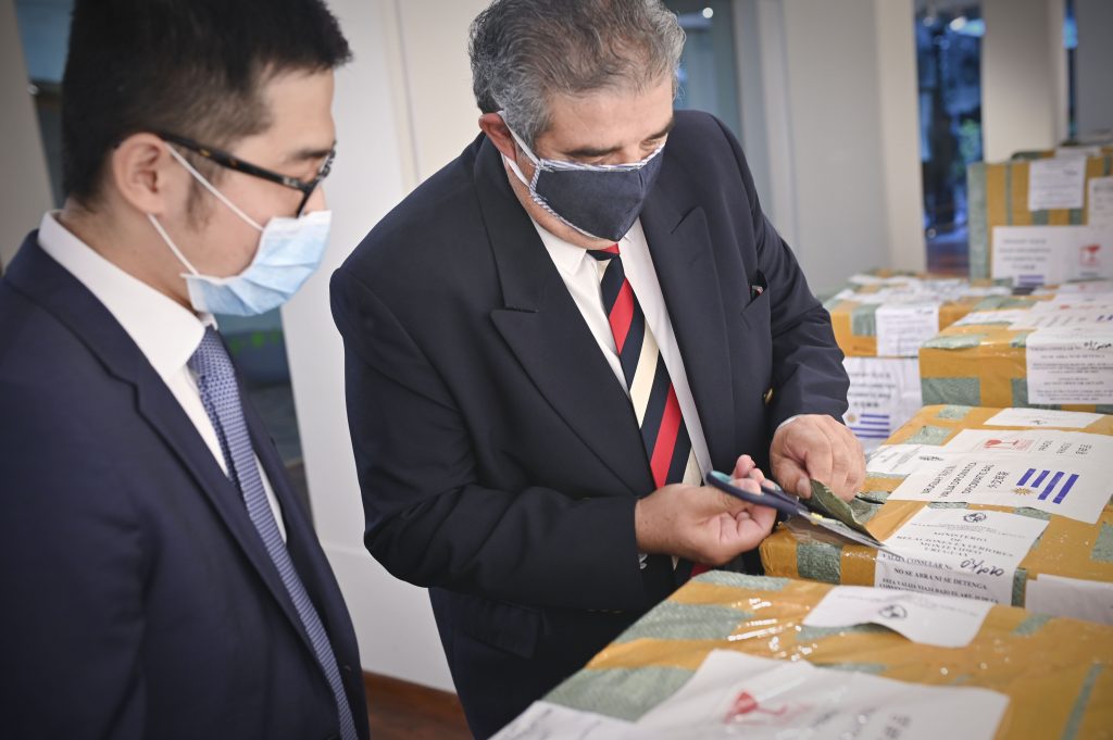 Importante donación de insumos médicos de Huawei al gobierno de Uruguay.