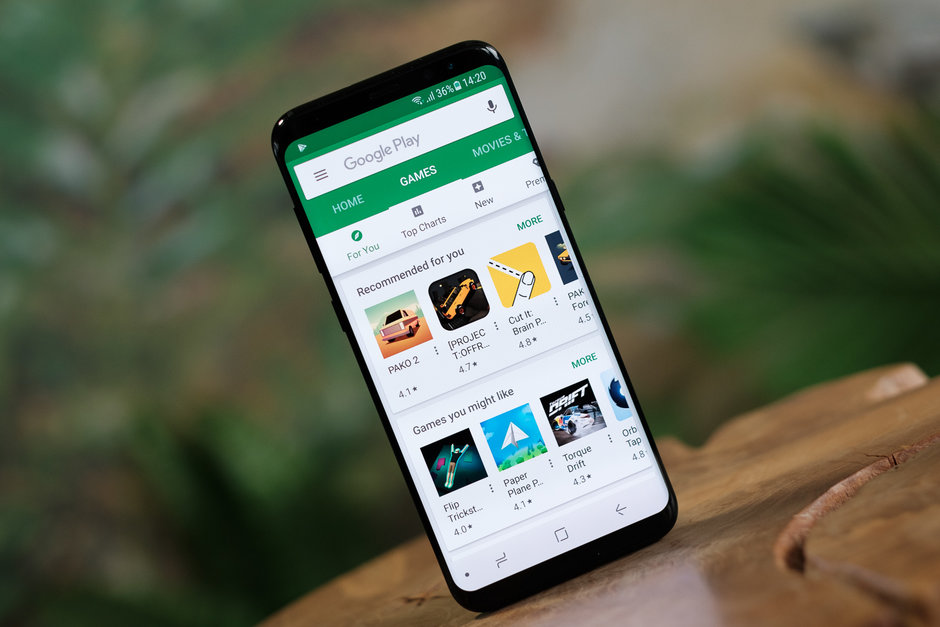 Se conocieron nuevos datos sobre cómo Google habría «convencido» a los fabricantes para que no incluyan tiendas de apps de terceros en sus móviles.