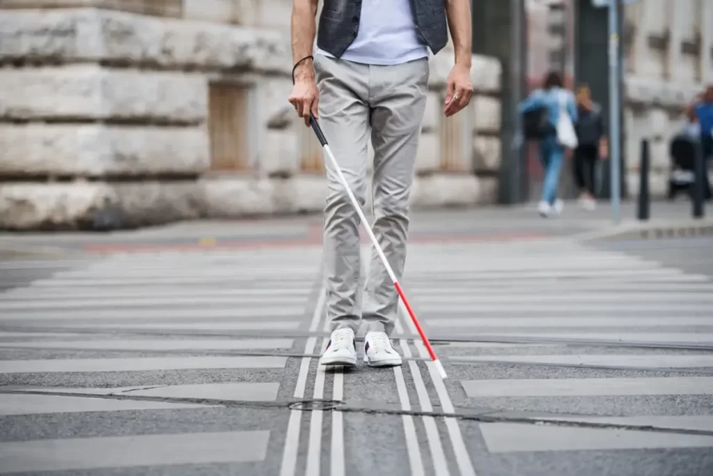 Día internacional del bastón blanco: ¿cómo el smartphone se convirtió en una herramienta transformadora para las personas con discapacidad visual?