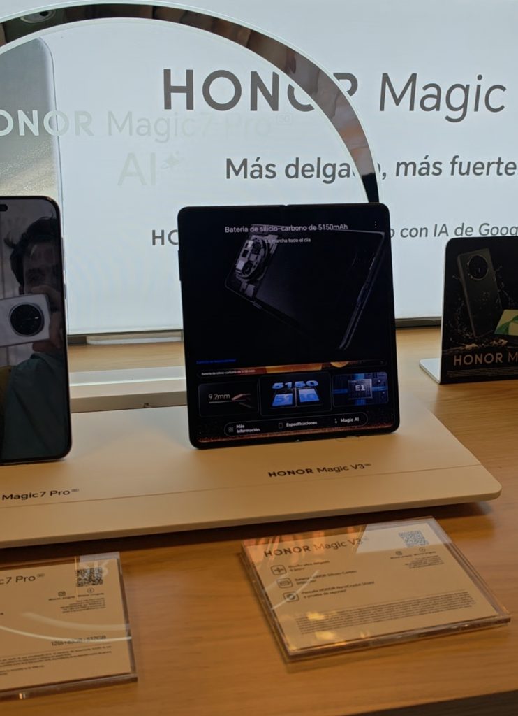 ANTEL y HONOR presentaron el nuevo HONOR Magic V3: el smartphone plegable más delgado y ligero del mundo