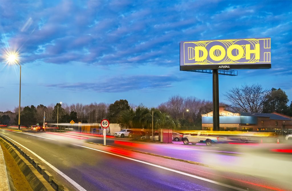 ADWALL cambia el paradigma de la publicidad “Out of home” y presenta la primera columna digital del país